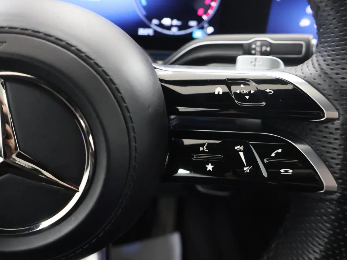 350 de 4MATIC AMG Line Premium Plus | Luchtvering | Night | Panoramadak | Trekhaak | Burmester | Headup | Treeplanken | Zwart leer |