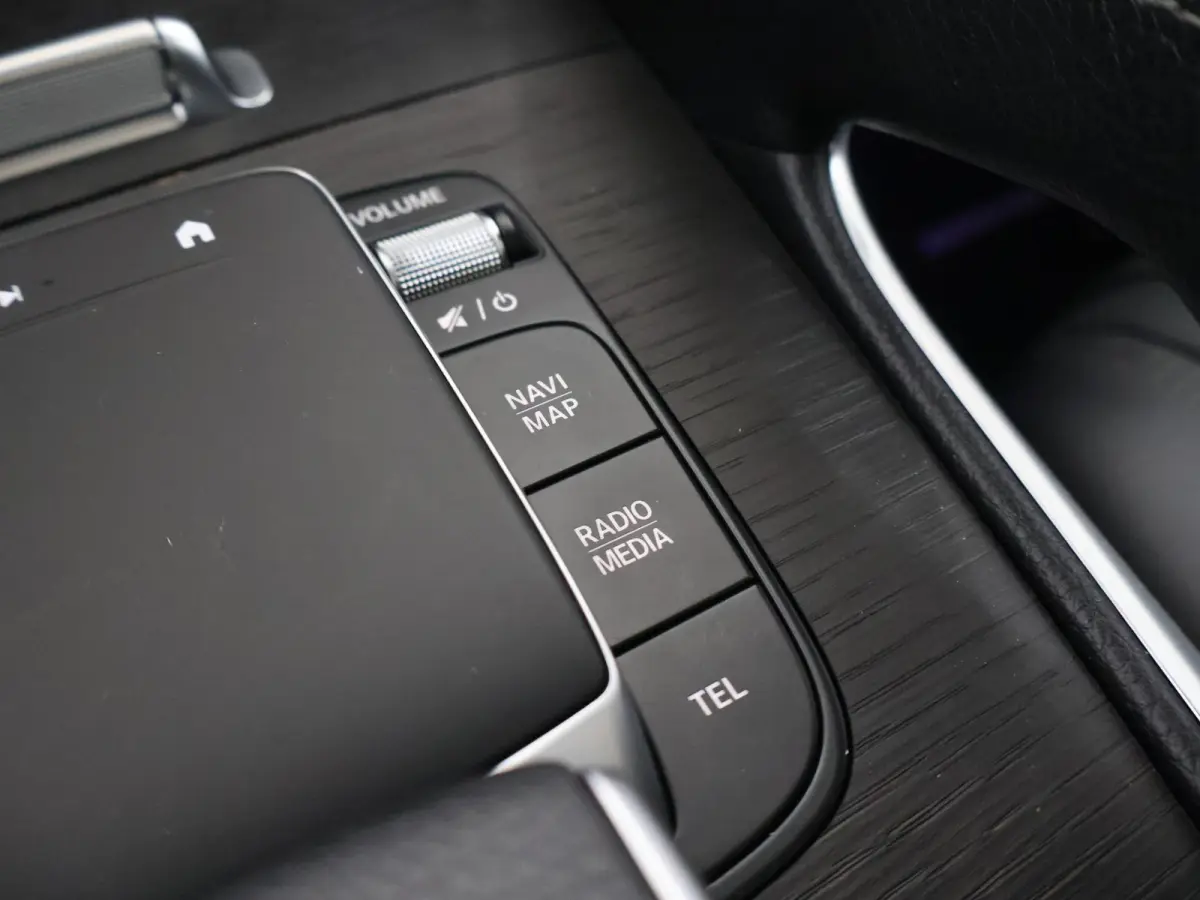 350 de 4MATIC AMG Line Premium Plus | Luchtvering | Night | Panoramadak | Trekhaak | Burmester | Headup | Treeplanken | Zwart leer |