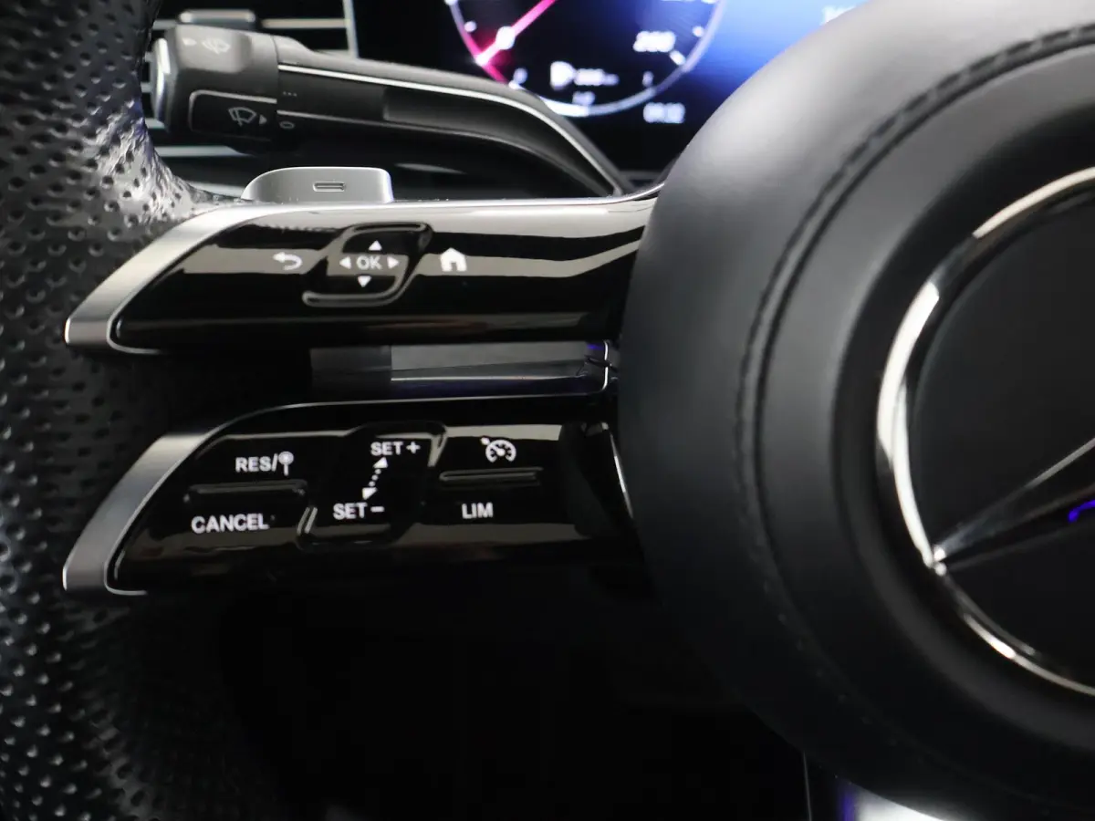 350 de 4MATIC AMG Line Premium Plus | Luchtvering | Night | Panoramadak | Trekhaak | Burmester | Headup | Treeplanken | Zwart leer |