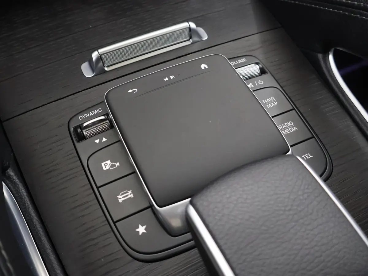 350 de 4MATIC AMG Line Premium Plus | Luchtvering | Night | Panoramadak | Trekhaak | Burmester | Headup | Treeplanken | Zwart leer |
