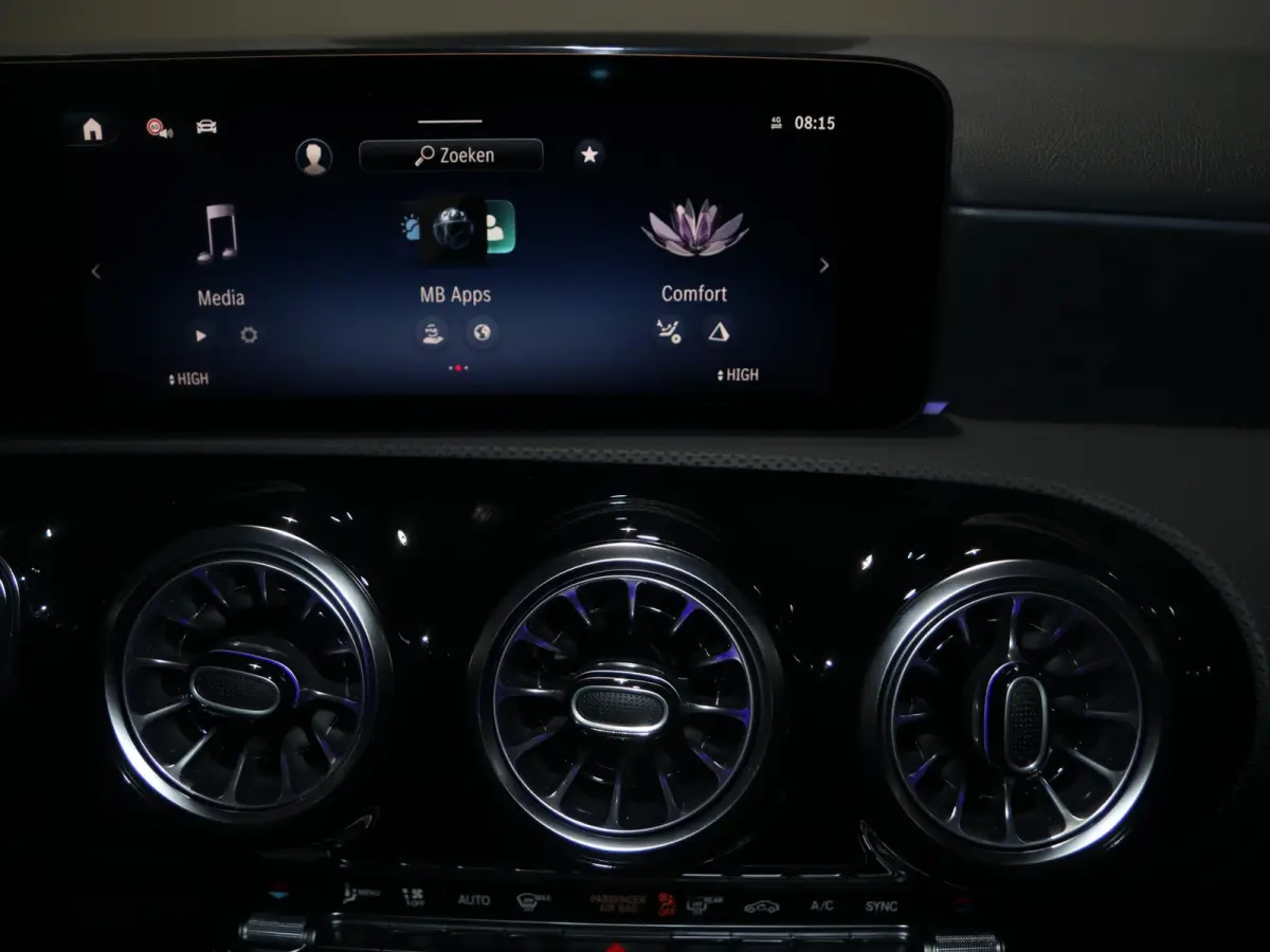 180 Business Solution AMG | Panoramaschuifdak | Premium Plus | 19”AMG-velgen | Head-up display | Dodehoekassistent |