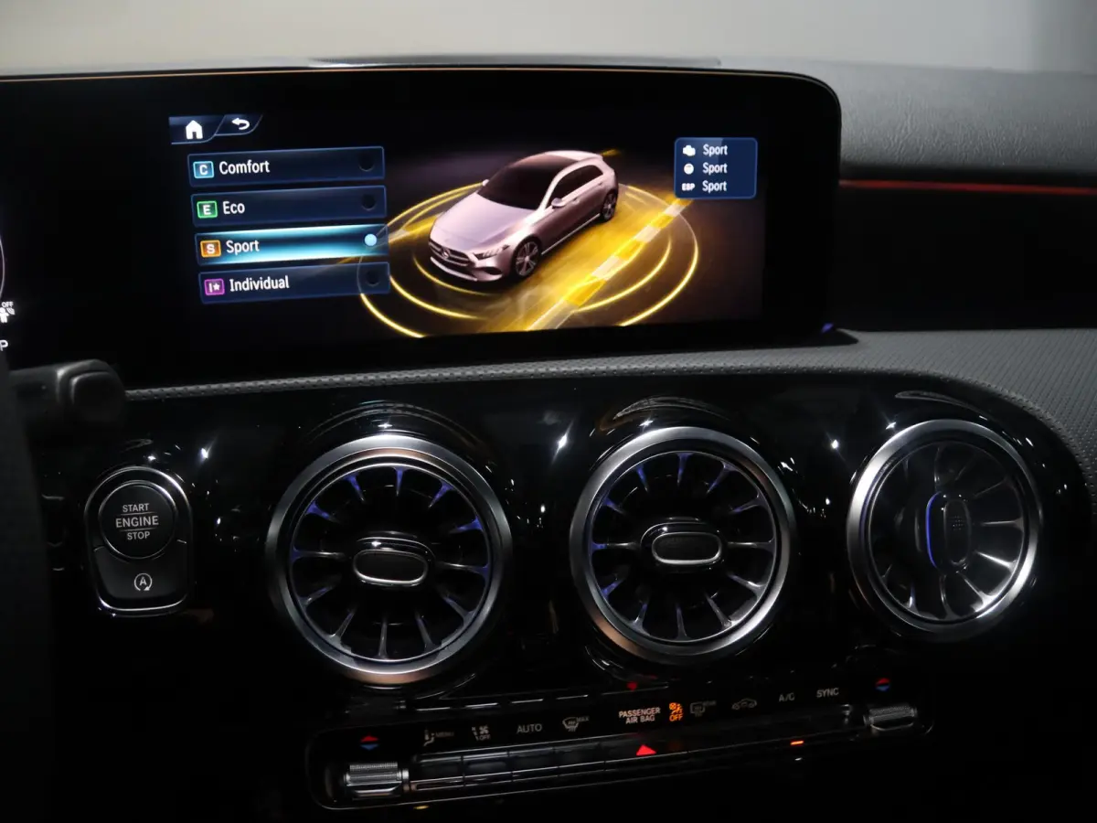 180 Business Solution AMG | Panoramaschuifdak | Premium Plus | 19”AMG-velgen | Head-up display | Dodehoekassistent |