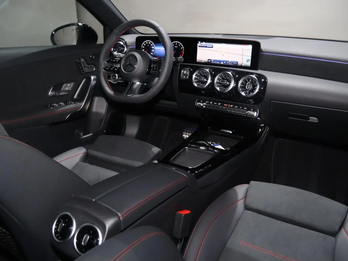 180 Business Solution AMG | Panoramaschuifdak | Premium Plus | 19”AMG-velgen | Head-up display | Dodehoekassistent |