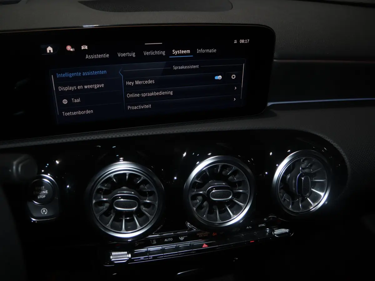 180 Business Solution AMG | Panoramaschuifdak | Premium Plus | 19”AMG-velgen | Head-up display | Dodehoekassistent |
