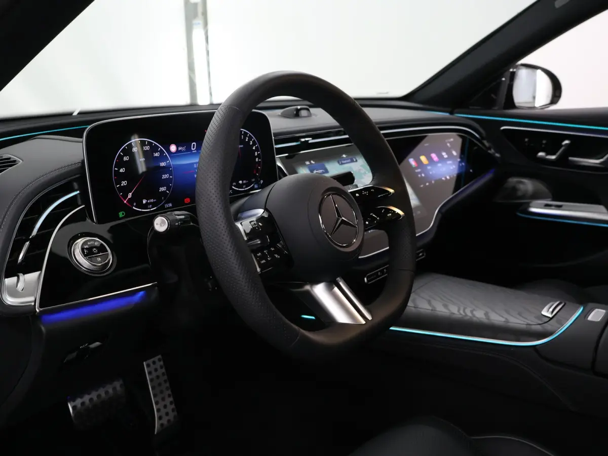 300e Sport Edition | Panoramaschuifdak | Premium Plus | Rijassistentiepakket Plus | Night | Head-up display | Burmester