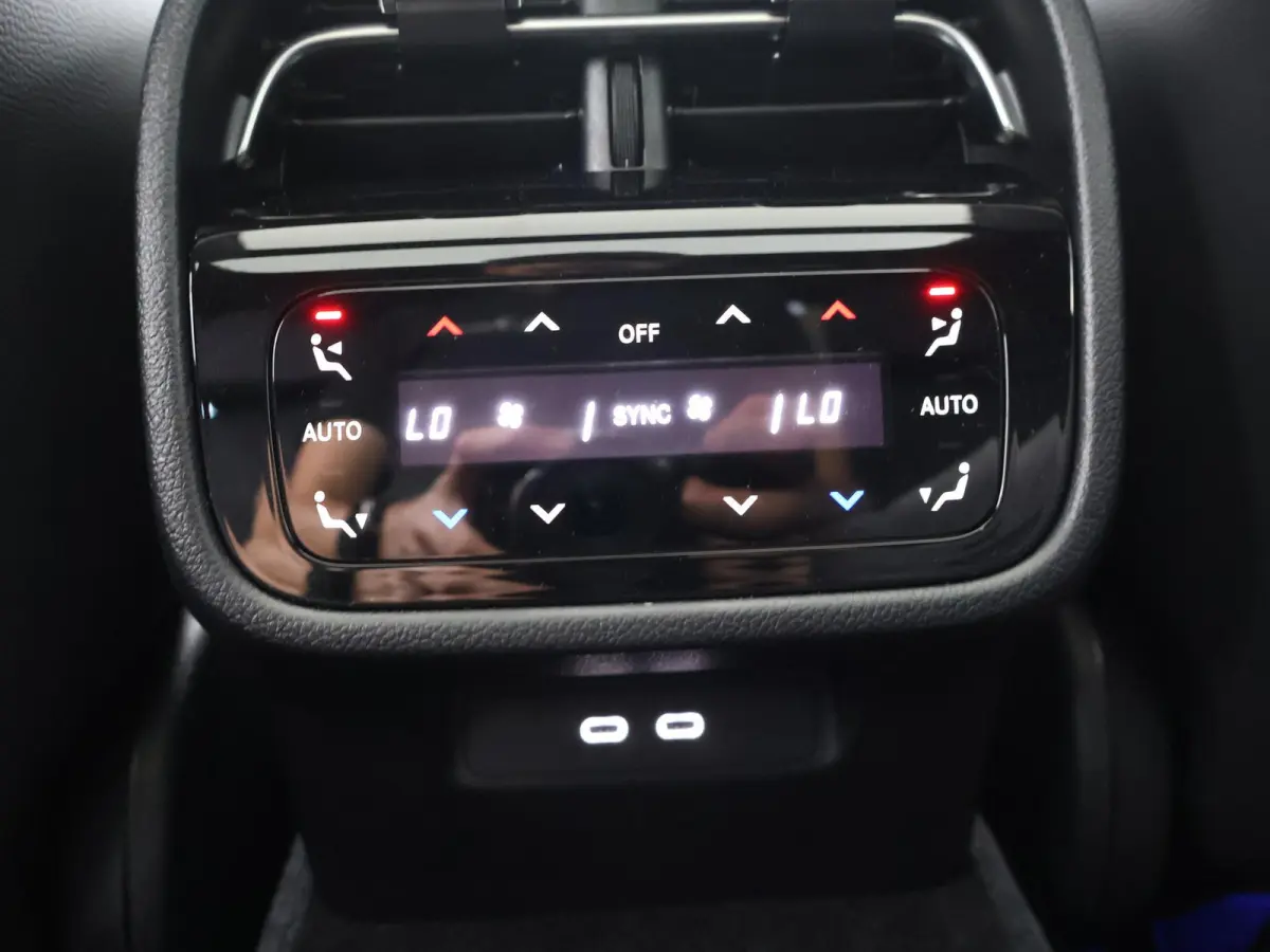 300e Sport Edition | Panoramaschuifdak | Premium Plus | Rijassistentiepakket Plus | Night | Head-up display | Burmester