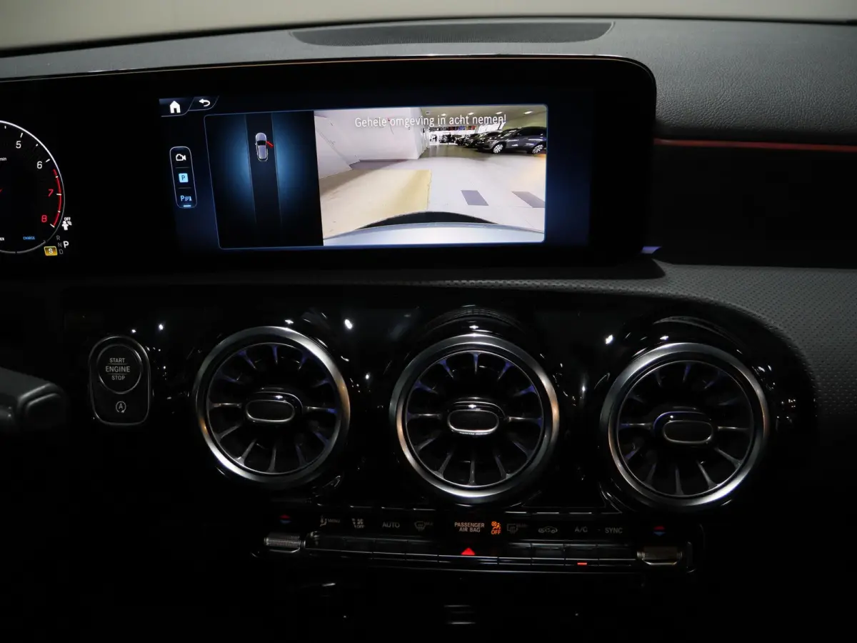 180 Business Solution AMG | Panoramaschuifdak | Achteruitrijcamera | Nightpakket | MULTIBEAM LED | Stoelverwarming |