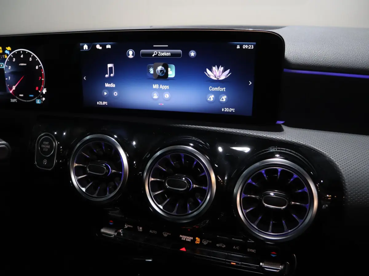 180 Business Solution AMG | Panoramaschuifdak | Achteruitrijcamera | Nightpakket | MULTIBEAM LED | Stoelverwarming |