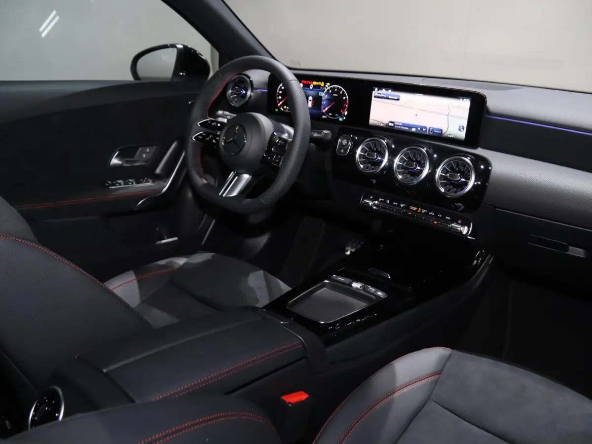180 Business Solution AMG | Panoramaschuifdak | Achteruitrijcamera | Nightpakket | MULTIBEAM LED | Stoelverwarming |