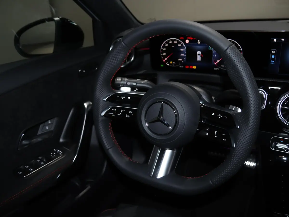 180 Business Solution AMG | Panoramaschuifdak | Achteruitrijcamera | Nightpakket | MULTIBEAM LED | Stoelverwarming |