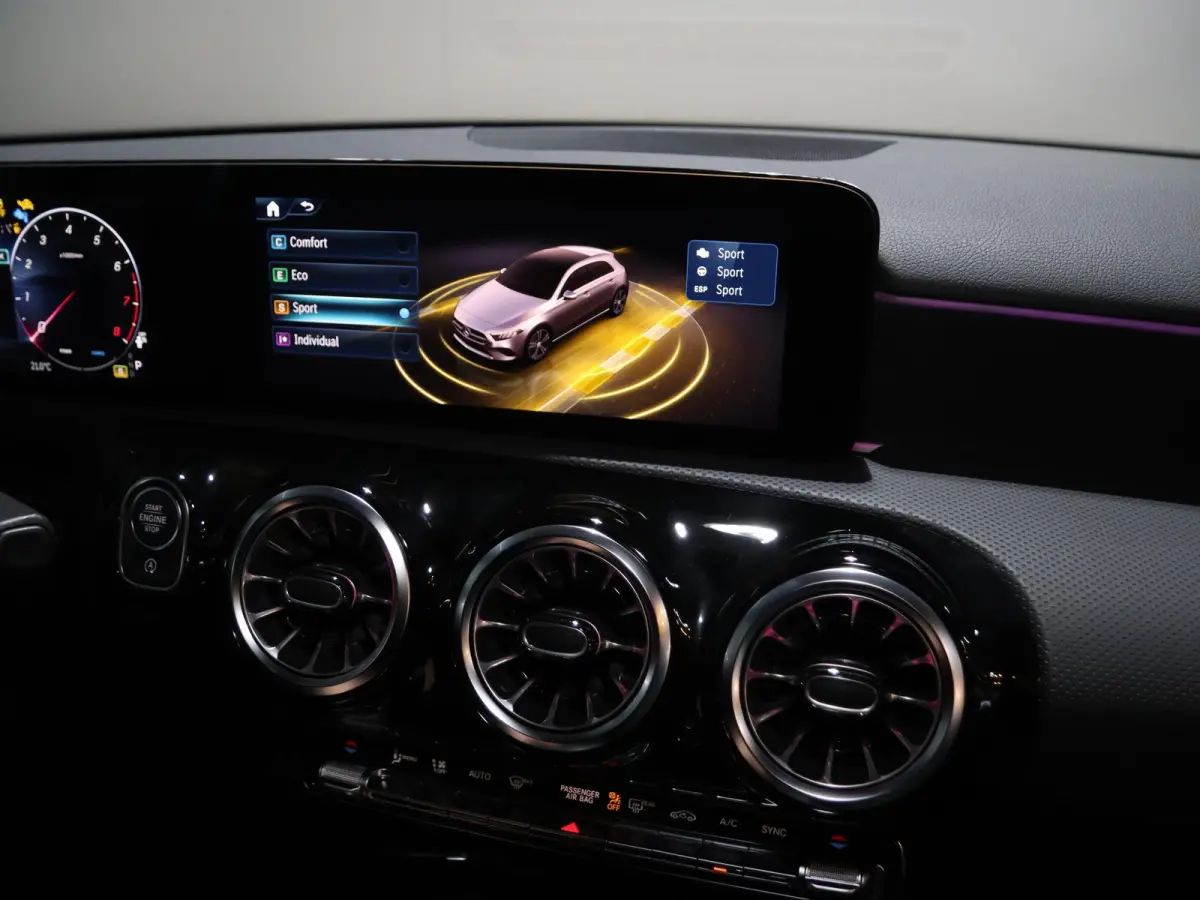 180 Business Solution AMG | Panoramaschuifdak | Achteruitrijcamera | Nightpakket | MULTIBEAM LED | Stoelverwarming |