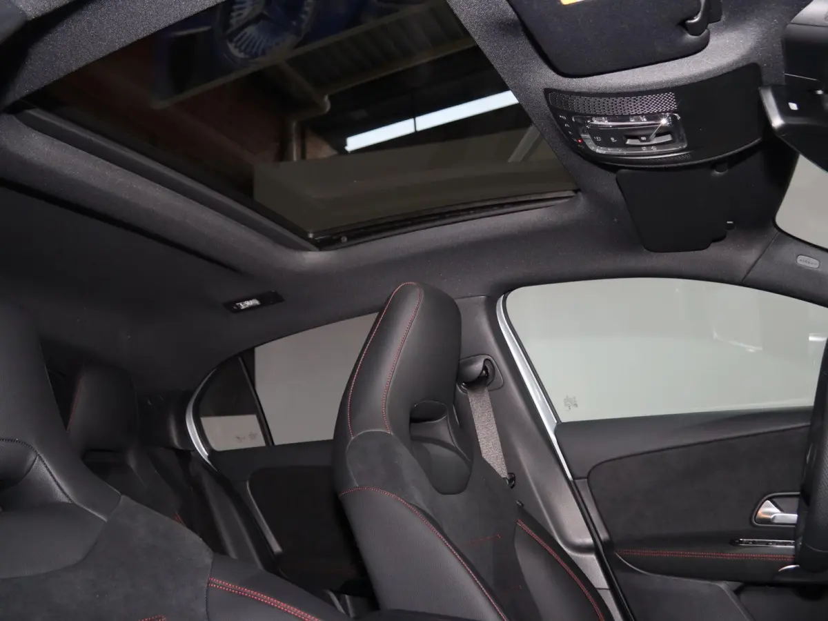 180 Business Solution AMG | Panoramaschuifdak | Achteruitrijcamera | Nightpakket | MULTIBEAM LED | Stoelverwarming |