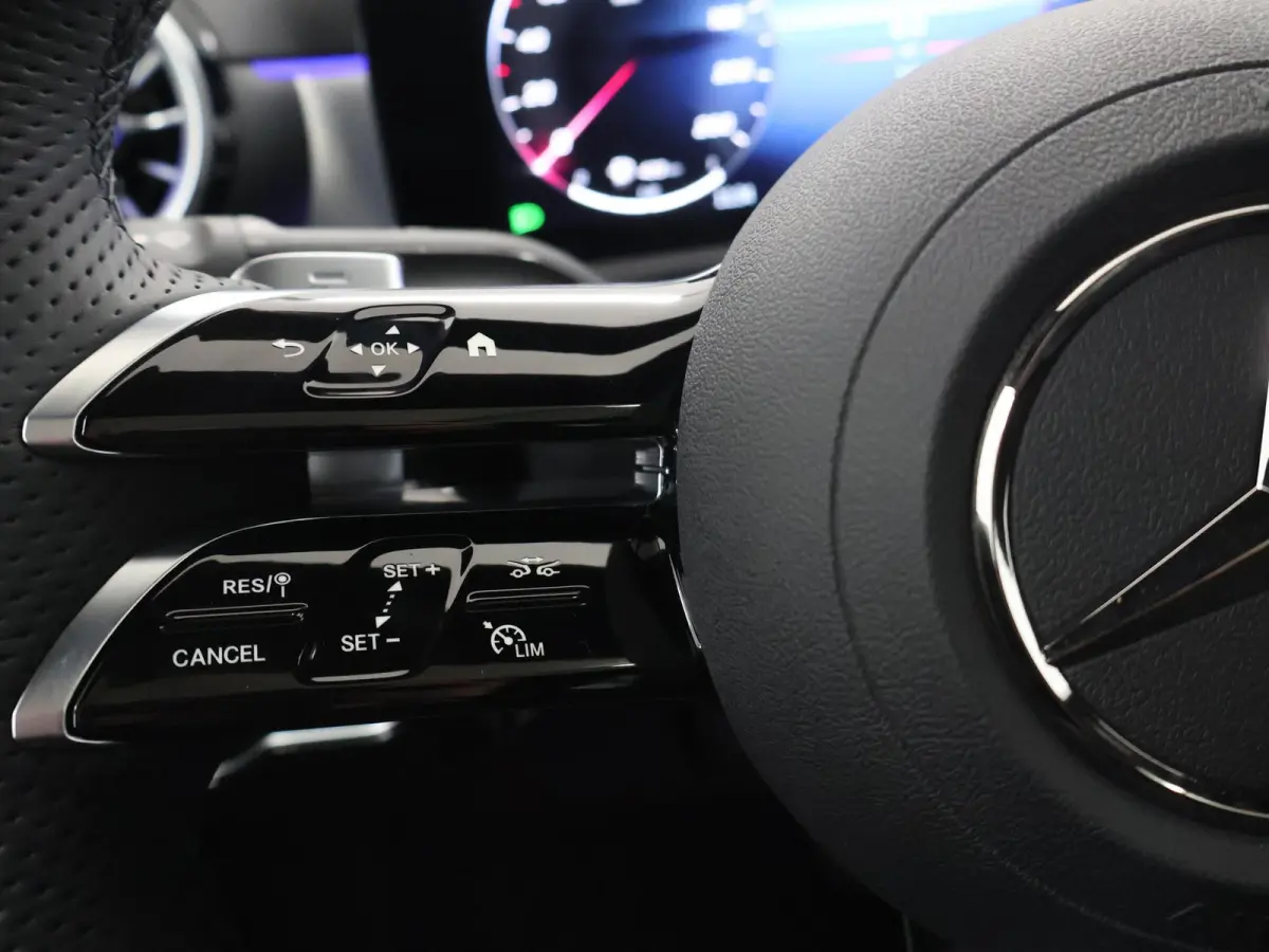180 Business Solution AMG | AMG Line Plus | Nightpakket | Head-up display | 360° camera | Dodehoekassistent | 19 inch AMG Velgen |
