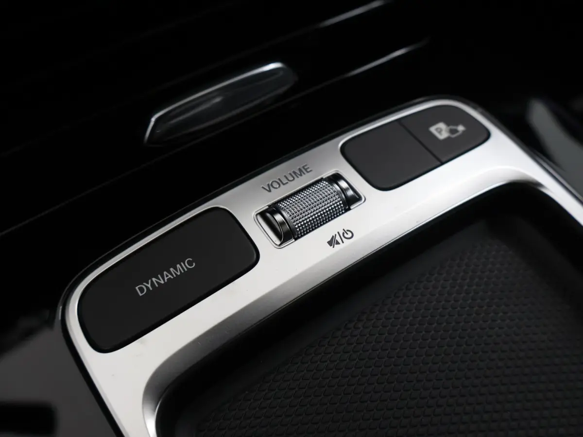 180 Business Solution AMG | AMG Line Plus | Nightpakket | Head-up display | 360° camera | Dodehoekassistent | 19 inch AMG Velgen |