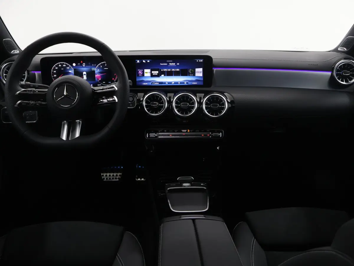 180 Business Solution AMG | AMG Line Plus | Nightpakket | Head-up display | 360° camera | Dodehoekassistent | 19 inch AMG Velgen |