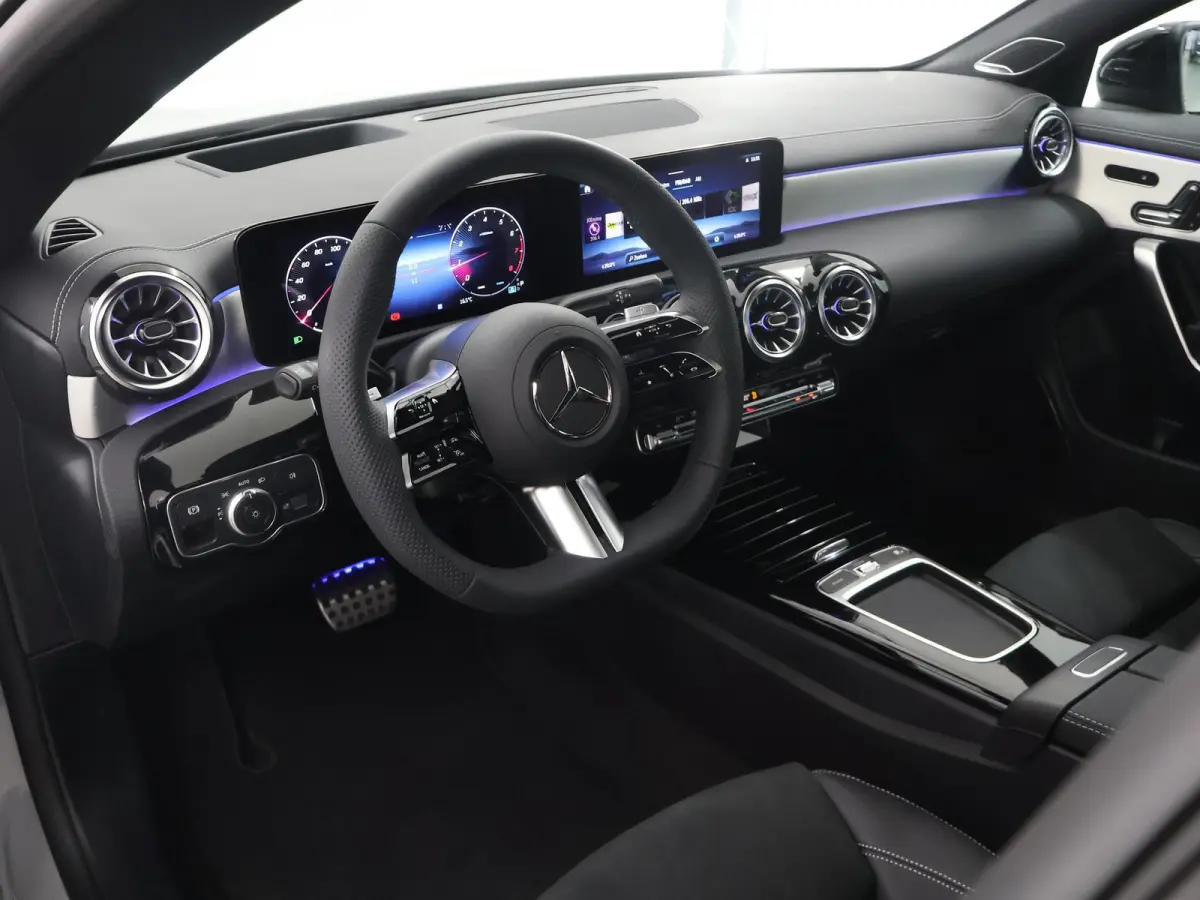 180 Business Solution AMG | AMG Line Plus | Nightpakket | Head-up display | 360° camera | Dodehoekassistent | 19 inch AMG Velgen |