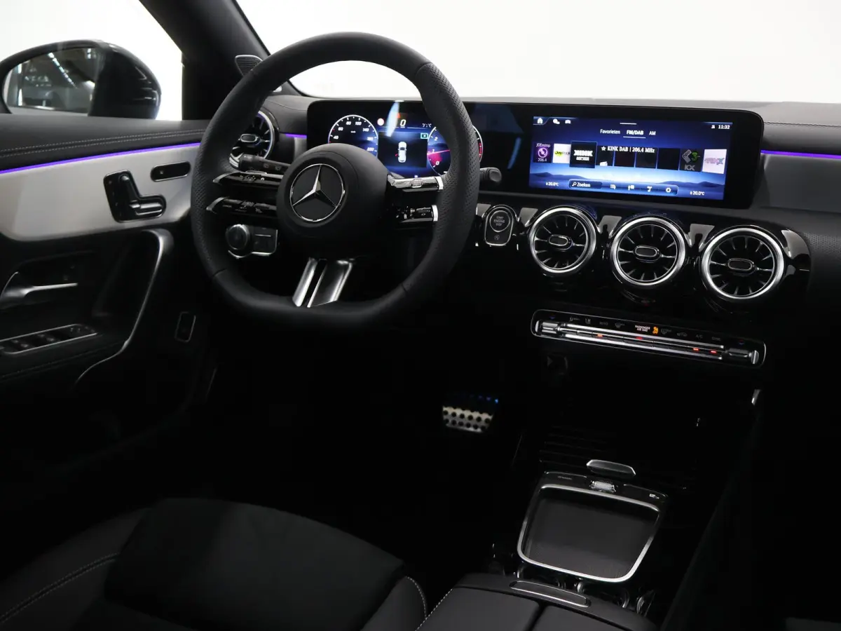 180 Business Solution AMG | AMG Line Plus | Nightpakket | Head-up display | 360° camera | Dodehoekassistent | 19 inch AMG Velgen |