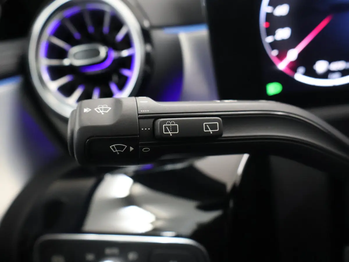 180 Business Solution AMG | AMG Line Plus | Nightpakket | Head-up display | 360° camera | Dodehoekassistent | 19 inch AMG Velgen |