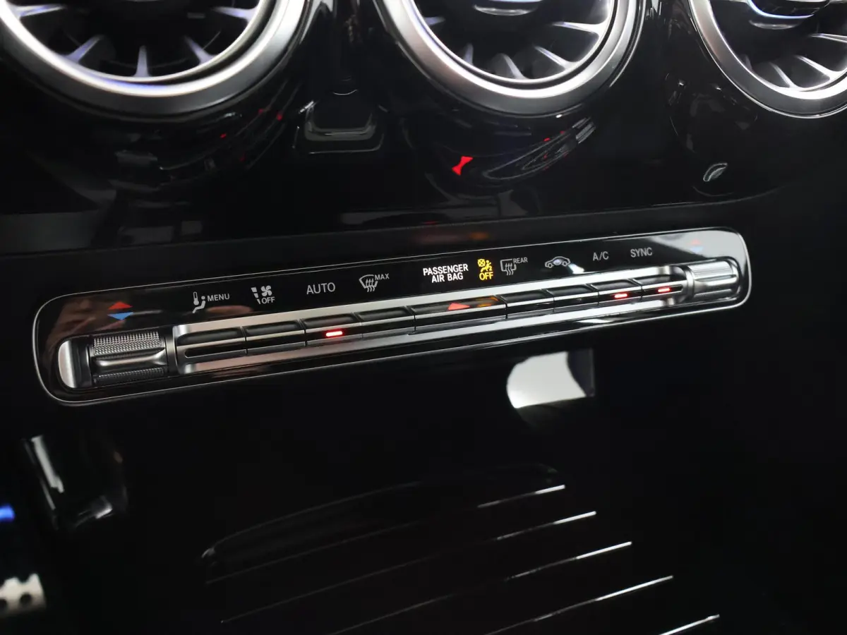 180 Business Solution AMG | AMG Line Plus | Nightpakket | Head-up display | 360° camera | Dodehoekassistent | 19 inch AMG Velgen |