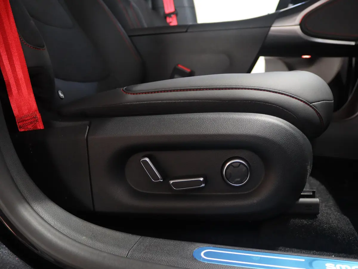 BRABUS 66 kWh | 428 pk | Panoramadak | 360 Camera | Keyless Entry | Memory | Cyber Spark LED | Smart Drive Pilot | BRABUS Mode |