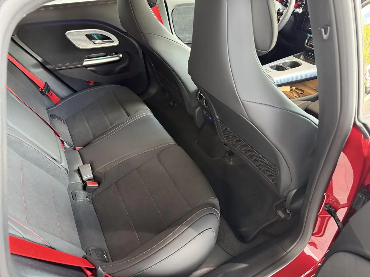 250+ Business Solution AMG 85.5 kWh |  AMG Line Plus | Premium Pakket | Winterpakket | Superscreen | Verwarmd stuurwiel | Dodehoekassistent | Nightpakket |
