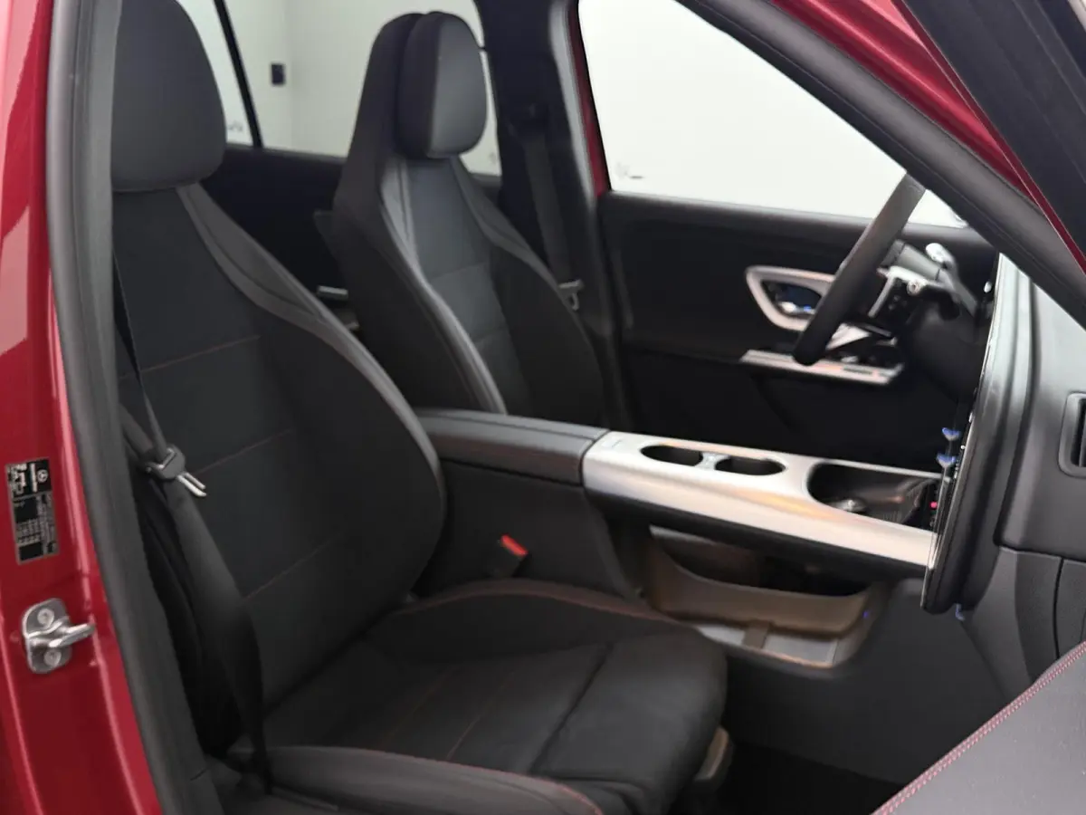 250+ Business Solution AMG 7p. 85.5 kWh | Premium Pakket | Superscreen | Trekhaak | Night | Sportstoelen |