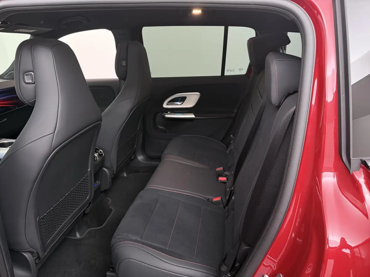 250+ Business Solution AMG 7p. 85.5 kWh | Premium Pakket | Superscreen | Trekhaak | Night | Sportstoelen |