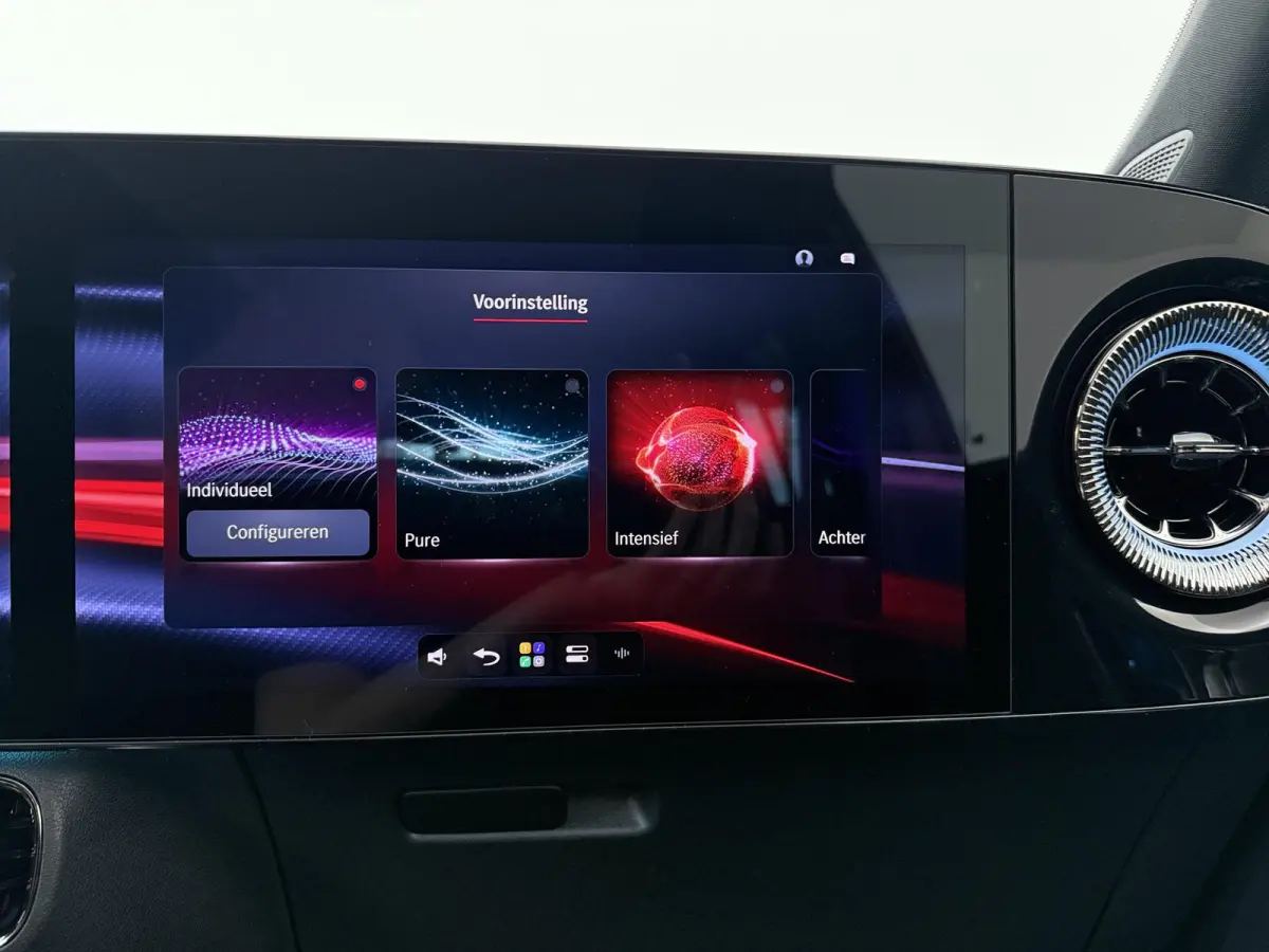 250+ Business Solution AMG 7p. 85.5 kWh | Premium Pakket | Superscreen | Trekhaak | Night | Sportstoelen |