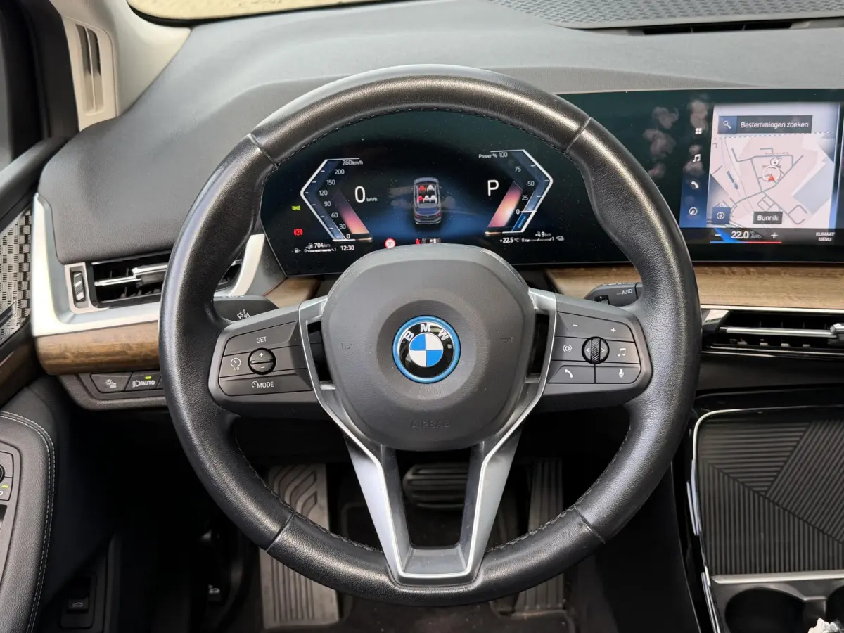 225e xDrive Luxury Line 17"/Leder + memory/Panoramadak/Stoelmassage/Harman Kardon/Camera/Head-up/Apple Carplay & Android Auto