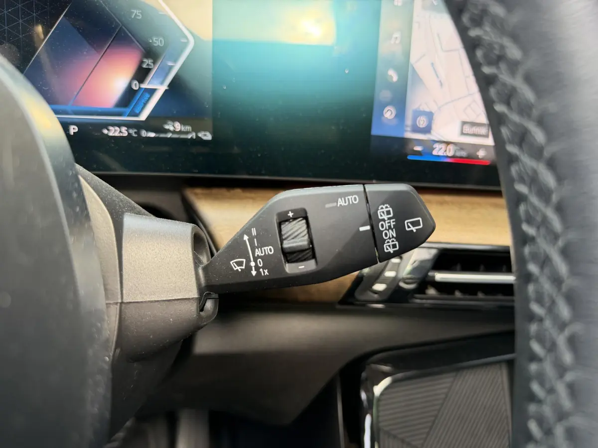 225e xDrive Luxury Line 17"/Leder + memory/Panoramadak/Stoelmassage/Harman Kardon/Camera/Head-up/Apple Carplay & Android Auto