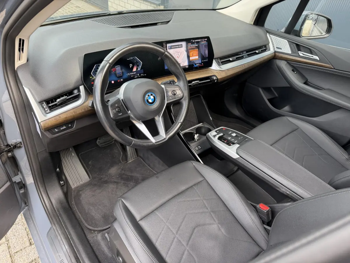 225e xDrive Luxury Line 17"/Leder + memory/Panoramadak/Stoelmassage/Harman Kardon/Camera/Head-up/Apple Carplay & Android Auto