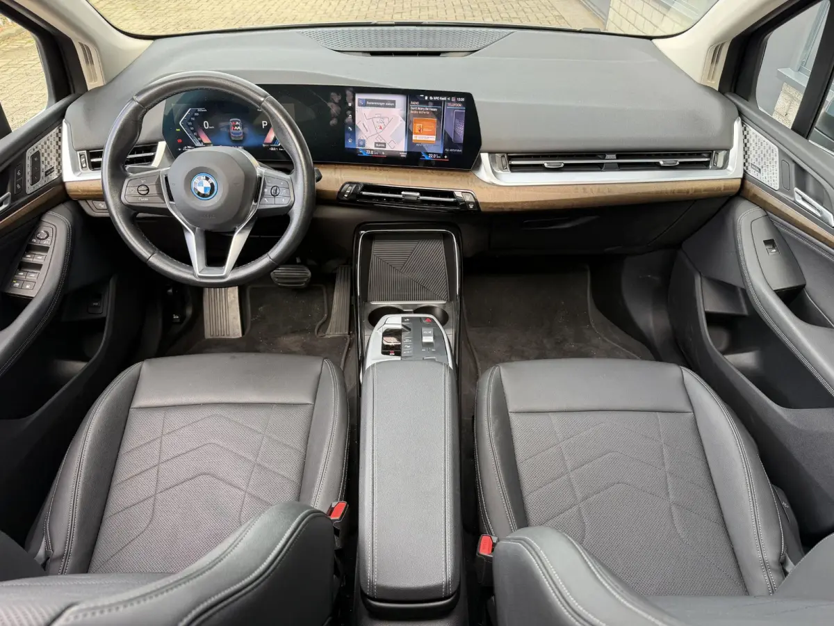 225e xDrive Luxury Line 17"/Leder + memory/Panoramadak/Stoelmassage/Harman Kardon/Camera/Head-up/Apple Carplay & Android Auto