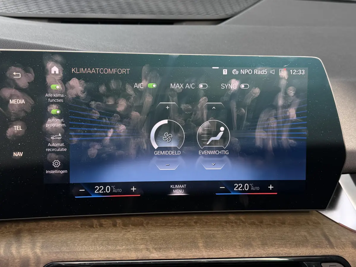 225e xDrive Luxury Line 17"/Leder + memory/Panoramadak/Stoelmassage/Harman Kardon/Camera/Head-up/Apple Carplay & Android Auto