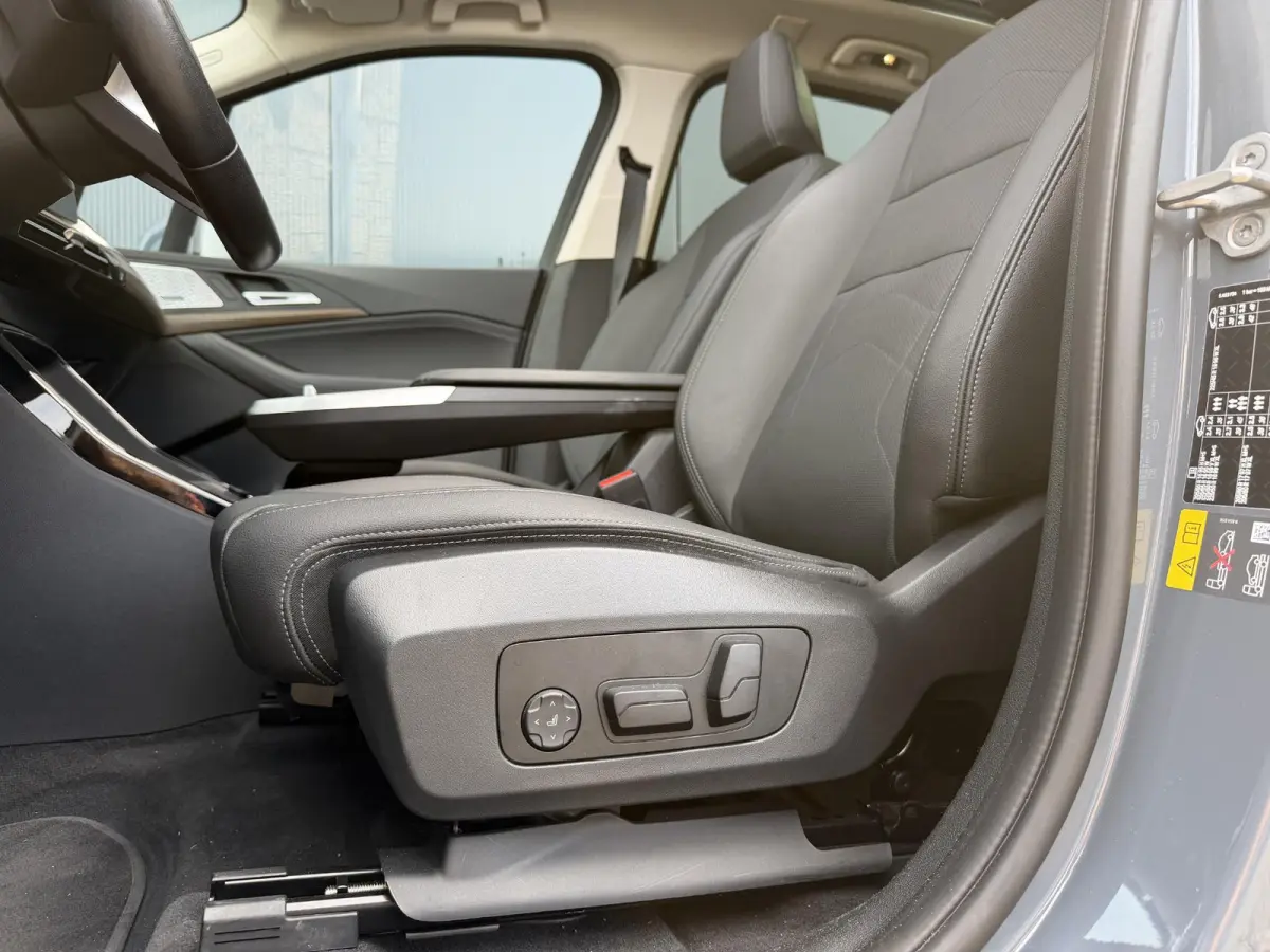 225e xDrive Luxury Line 17"/Leder + memory/Panoramadak/Stoelmassage/Harman Kardon/Camera/Head-up/Apple Carplay & Android Auto