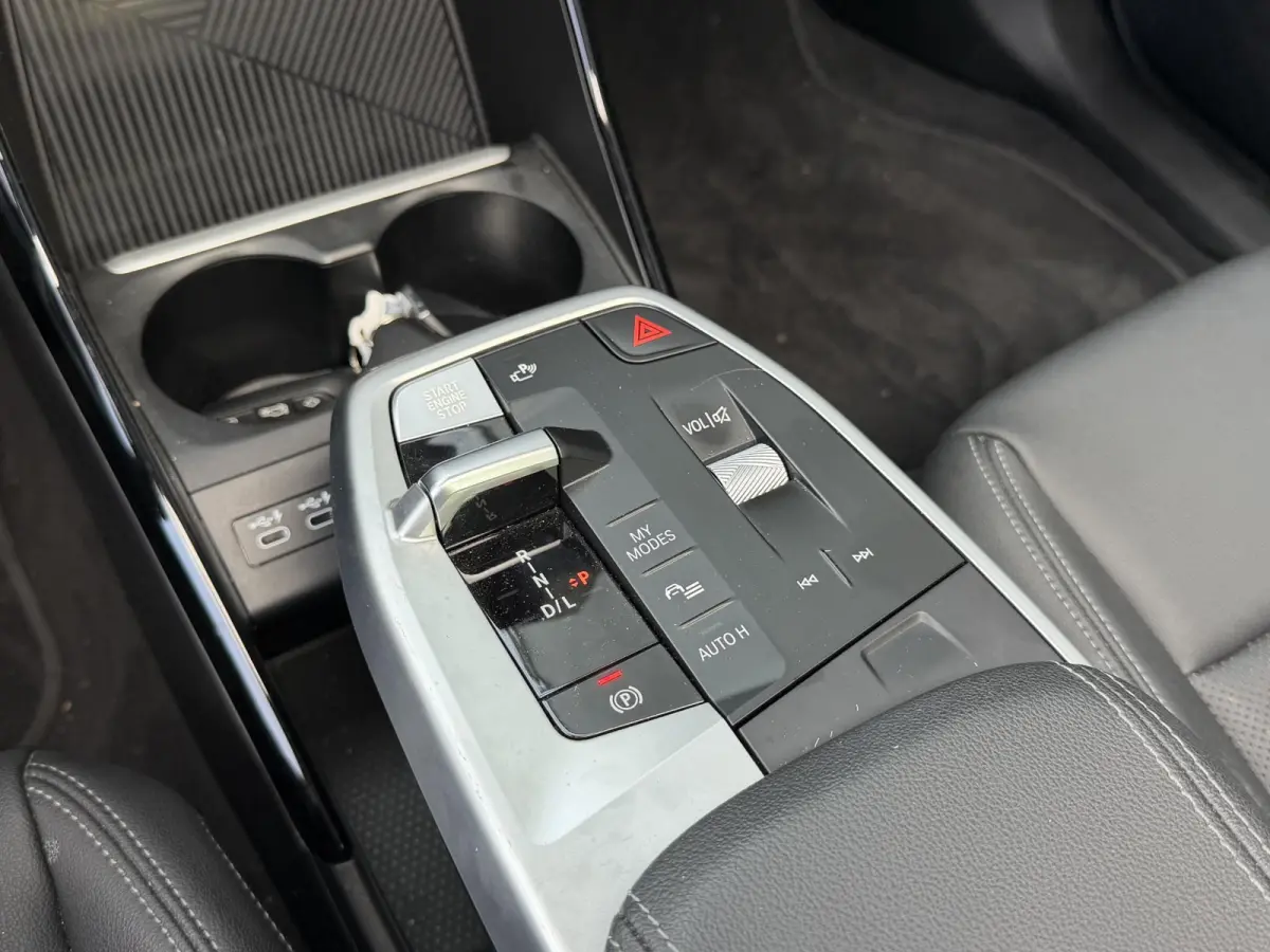 225e xDrive Luxury Line 17"/Leder + memory/Panoramadak/Stoelmassage/Harman Kardon/Camera/Head-up/Apple Carplay & Android Auto