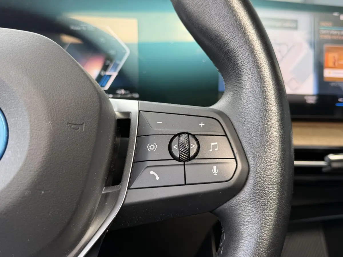 225e xDrive Luxury Line 17"/Leder + memory/Panoramadak/Stoelmassage/Harman Kardon/Camera/Head-up/Apple Carplay & Android Auto