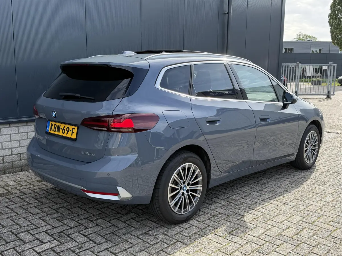 225e xDrive Luxury Line 17"/Leder + memory/Panoramadak/Stoelmassage/Harman Kardon/Camera/Head-up/Apple Carplay & Android Auto