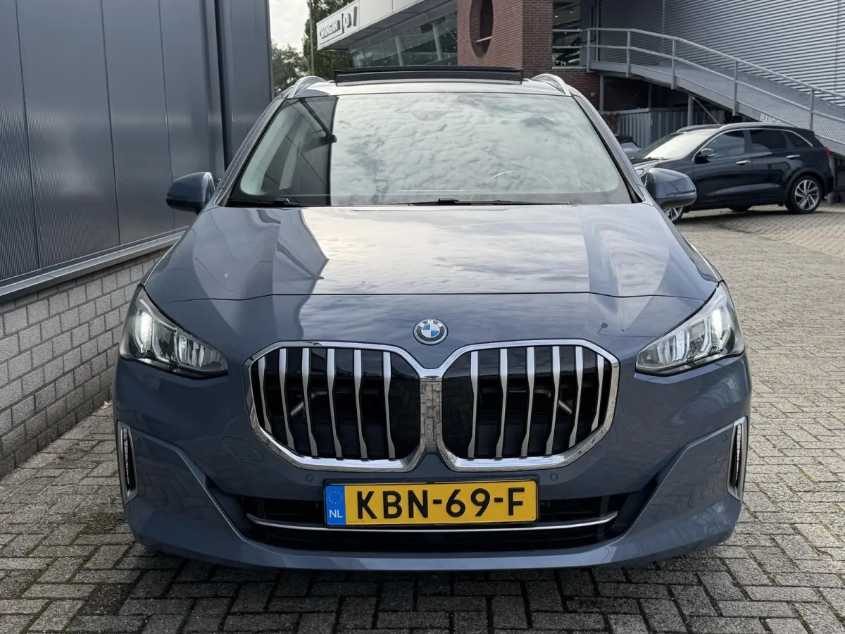 225e xDrive Luxury Line 17"/Leder + memory/Panoramadak/Stoelmassage/Harman Kardon/Camera/Head-up/Apple Carplay & Android Auto