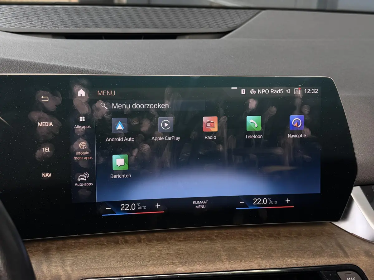 225e xDrive Luxury Line 17"/Leder + memory/Panoramadak/Stoelmassage/Harman Kardon/Camera/Head-up/Apple Carplay & Android Auto
