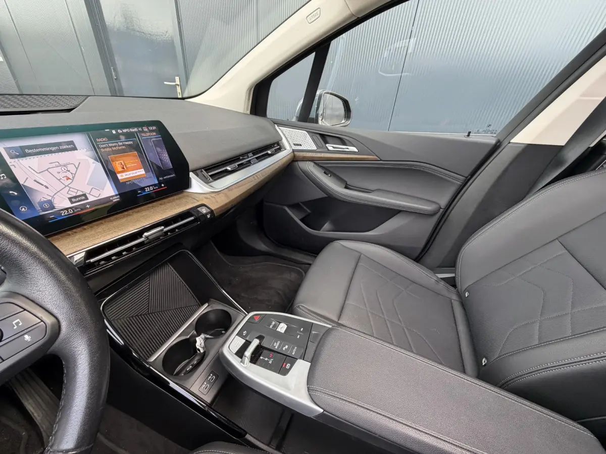 225e xDrive Luxury Line 17"/Leder + memory/Panoramadak/Stoelmassage/Harman Kardon/Camera/Head-up/Apple Carplay & Android Auto