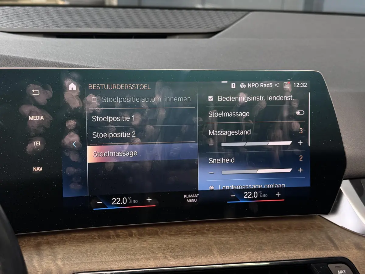 225e xDrive Luxury Line 17"/Leder + memory/Panoramadak/Stoelmassage/Harman Kardon/Camera/Head-up/Apple Carplay & Android Auto