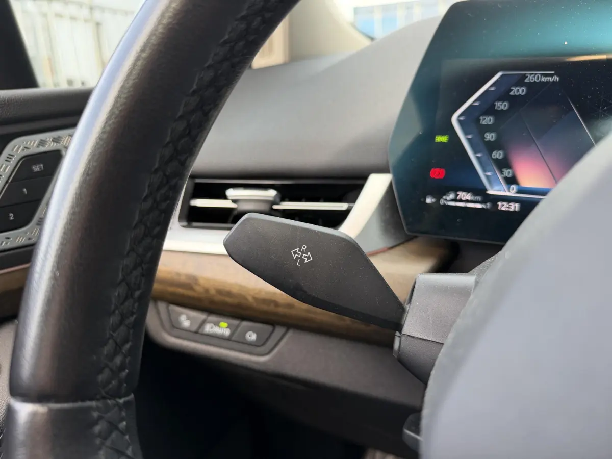 225e xDrive Luxury Line 17"/Leder + memory/Panoramadak/Stoelmassage/Harman Kardon/Camera/Head-up/Apple Carplay & Android Auto