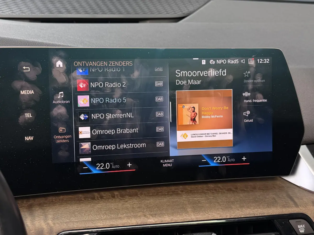 225e xDrive Luxury Line 17"/Leder + memory/Panoramadak/Stoelmassage/Harman Kardon/Camera/Head-up/Apple Carplay & Android Auto
