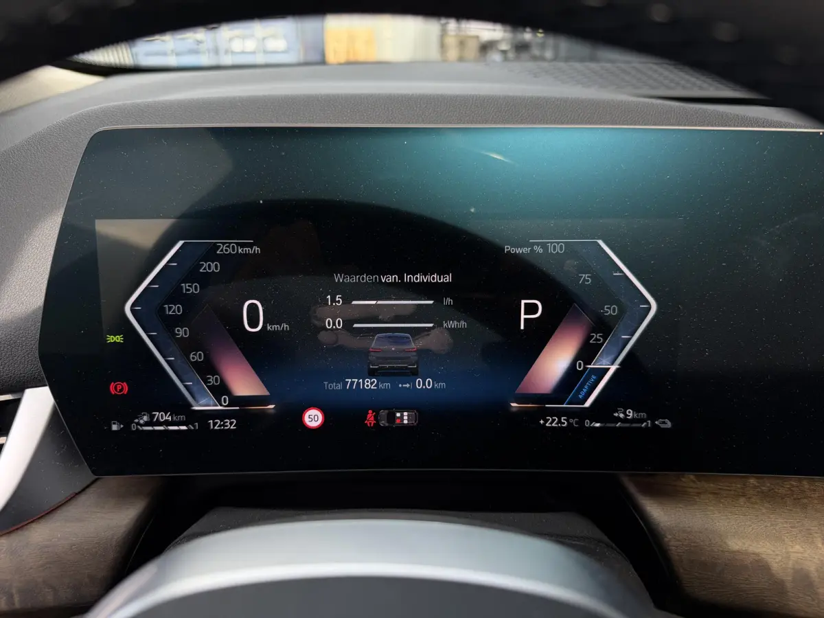 225e xDrive Luxury Line 17"/Leder + memory/Panoramadak/Stoelmassage/Harman Kardon/Camera/Head-up/Apple Carplay & Android Auto