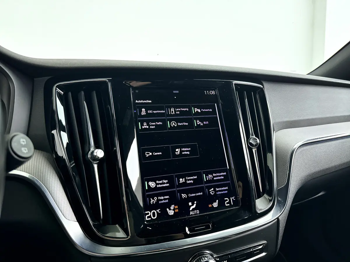 B3 R-Design | Parkeercamera | Stoel- en stuurverwarming | Harman Kardon | Extra getint glas | Trekhaak