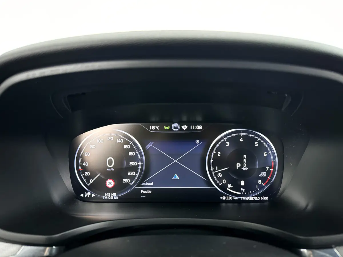 B3 R-Design | Parkeercamera | Stoel- en stuurverwarming | Harman Kardon | Extra getint glas | Trekhaak