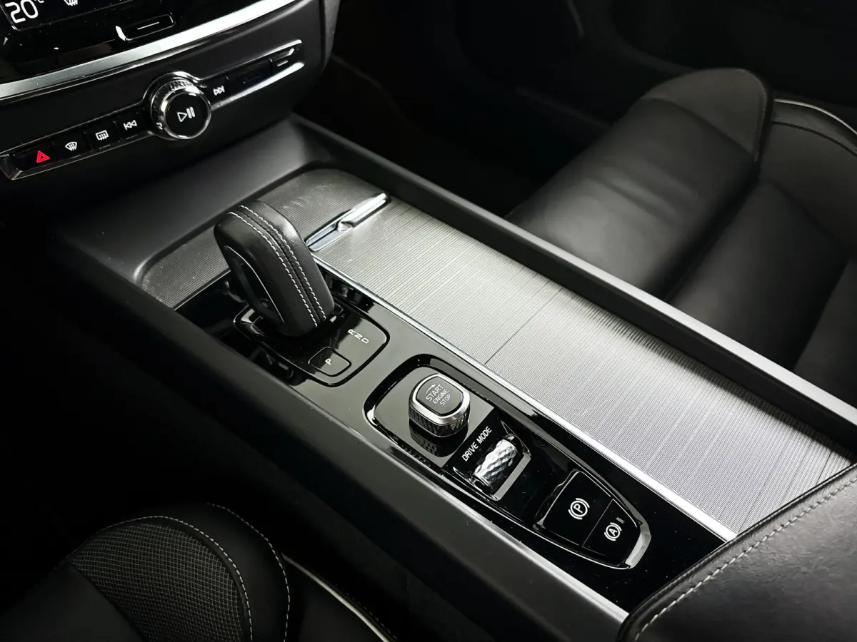 B3 R-Design | Parkeercamera | Stoel- en stuurverwarming | Harman Kardon | Extra getint glas | Trekhaak