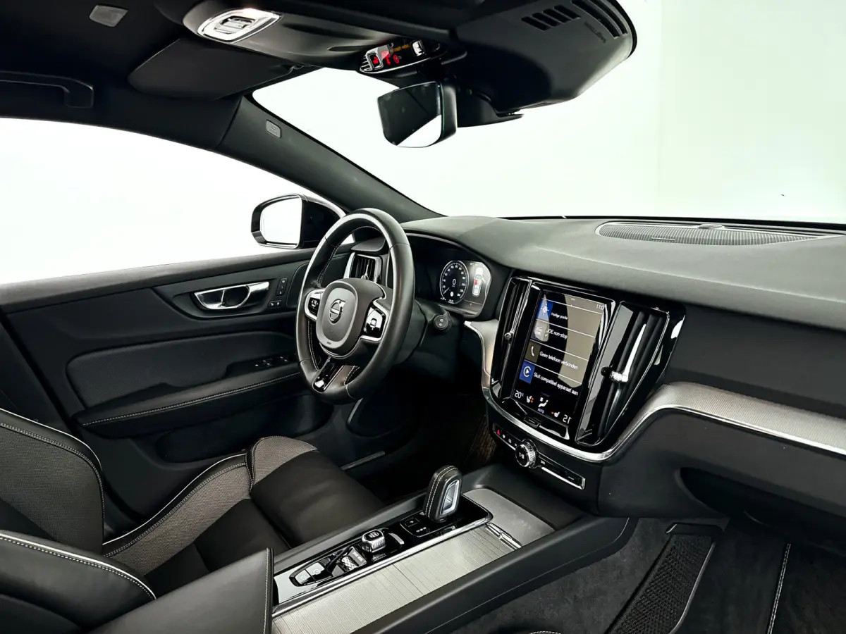 B3 R-Design | Parkeercamera | Stoel- en stuurverwarming | Harman Kardon | Extra getint glas | Trekhaak