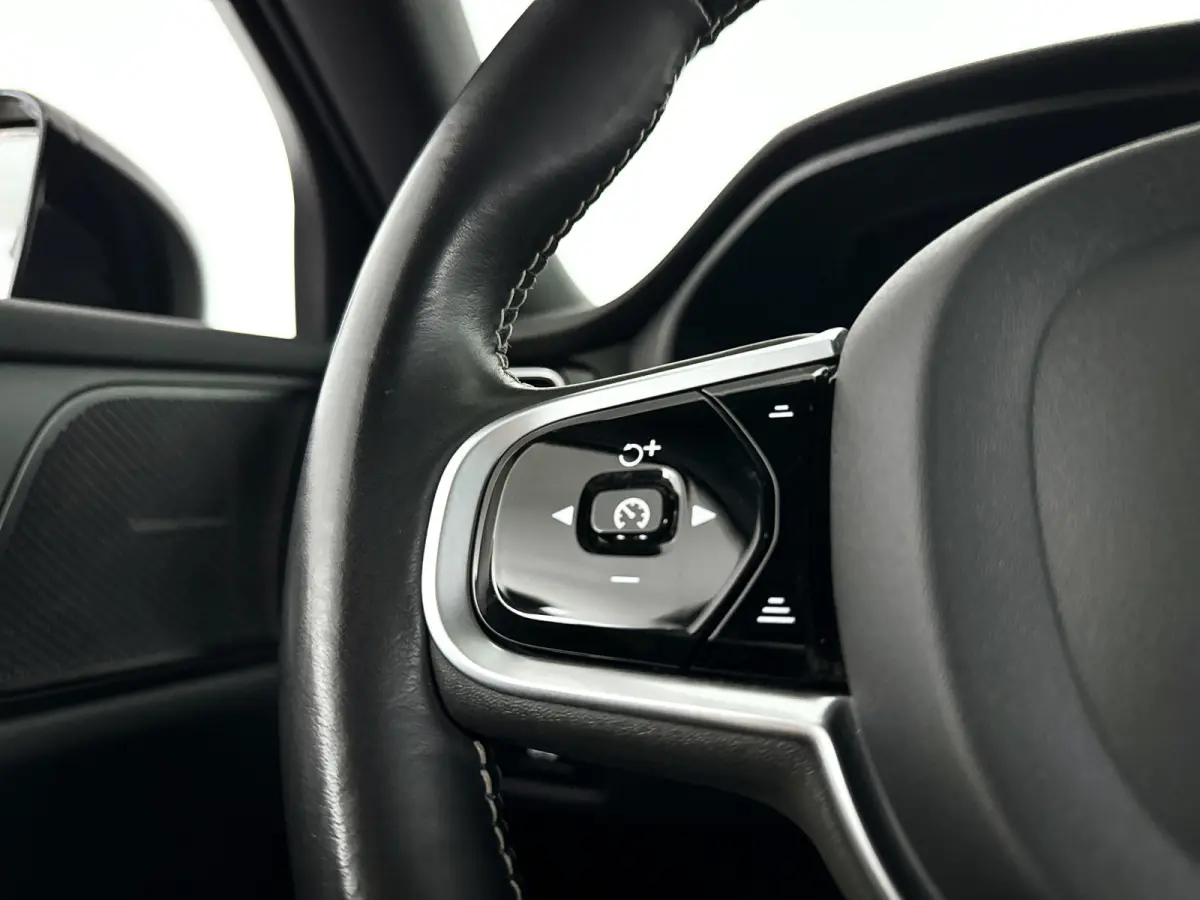 B3 R-Design | Parkeercamera | Stoel- en stuurverwarming | Harman Kardon | Extra getint glas | Trekhaak