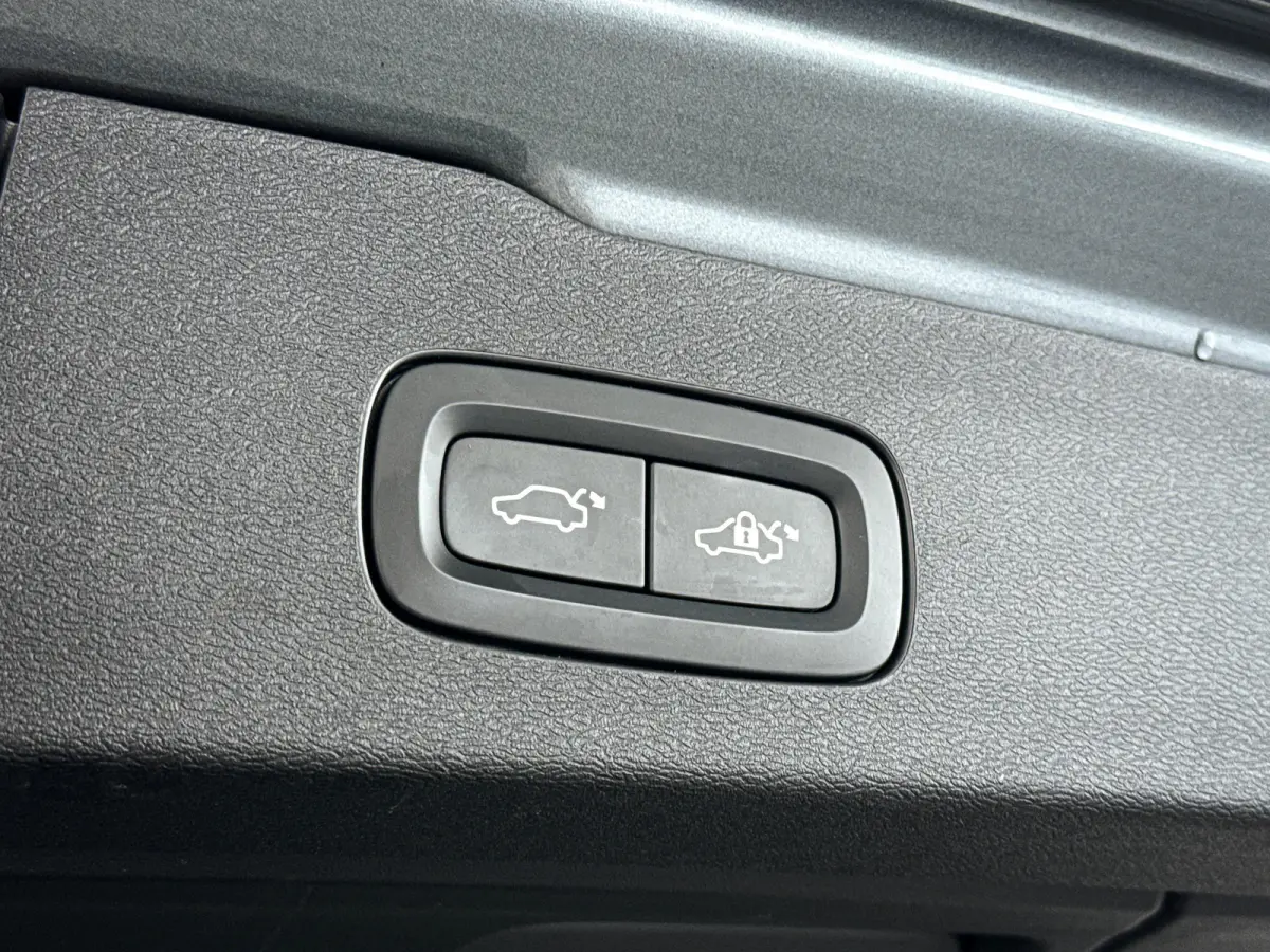 B3 R-Design | Parkeercamera | Stoel- en stuurverwarming | Harman Kardon | Extra getint glas | Trekhaak